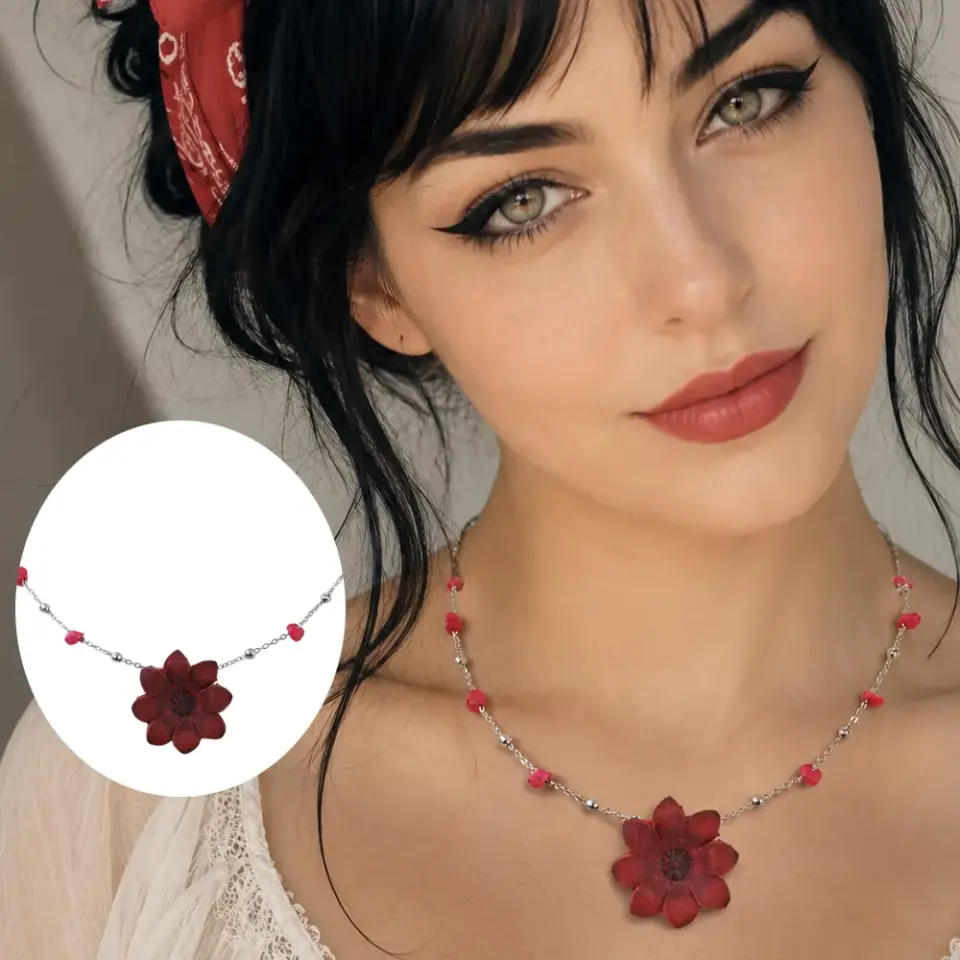 Kararmaz çelik zincir detayına ve kırmızı renkli özgün crazy deri çiçek objesine sahip bohem tarz kadın kolye modeli.
