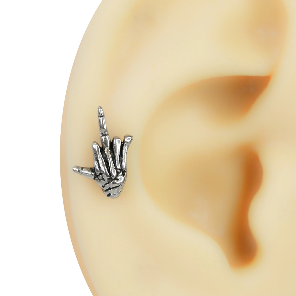 Gümüş renkli, işaret ve serçe parmağı yukarıda olan rock el işareti formundaki iskelet eli kulak piercingi