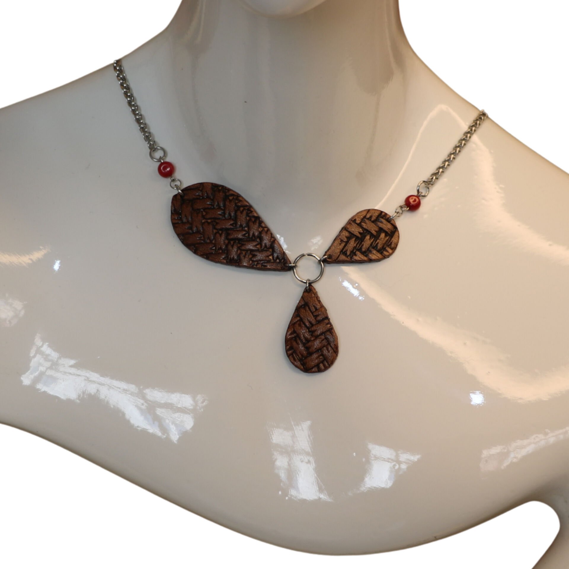 El Yapımı Deri Dokulu Kolye | Çelik Zincirli Kırmızı Boncuklu Tasarım