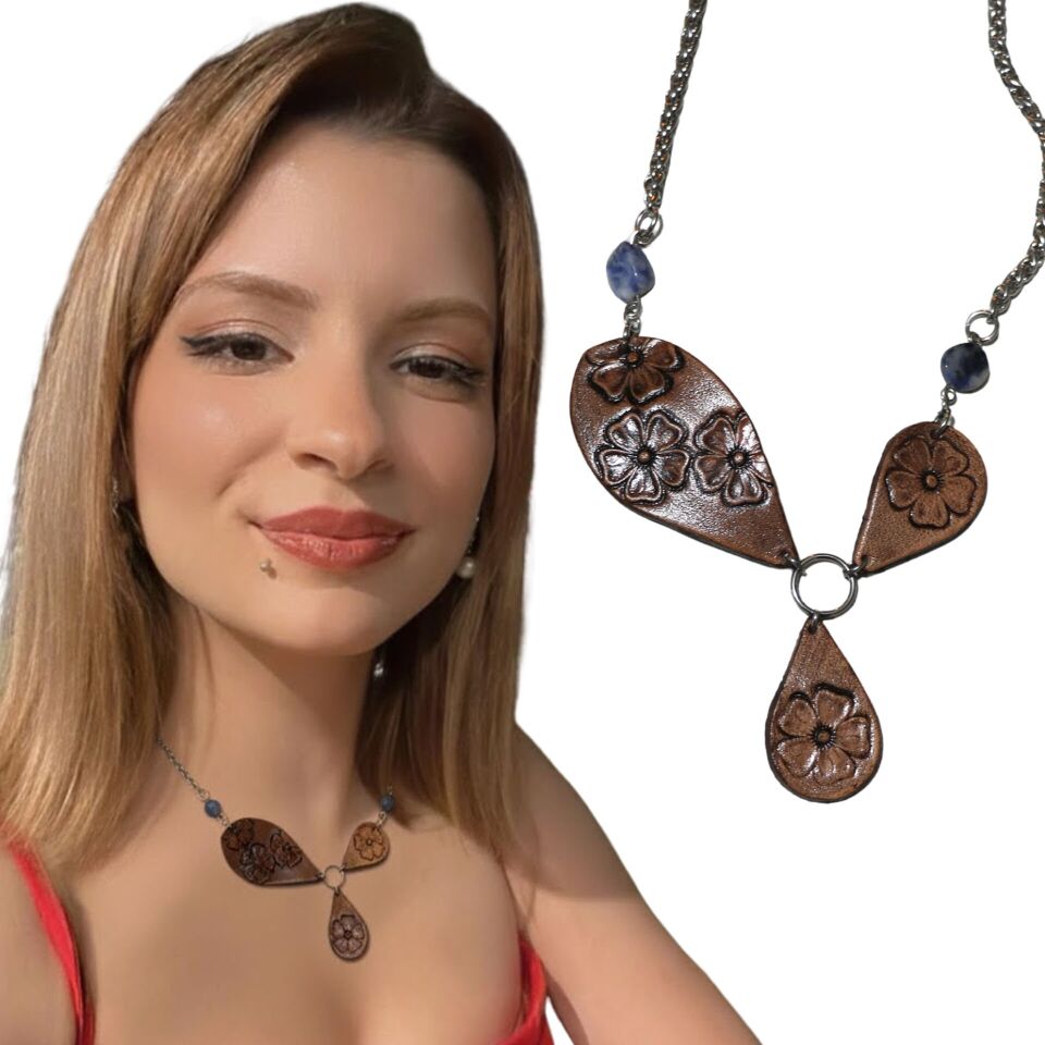 El Yapımı Deri Çiçek Desenli Kolye | Çelik Zincirli Mavi Taşlı Tasarım