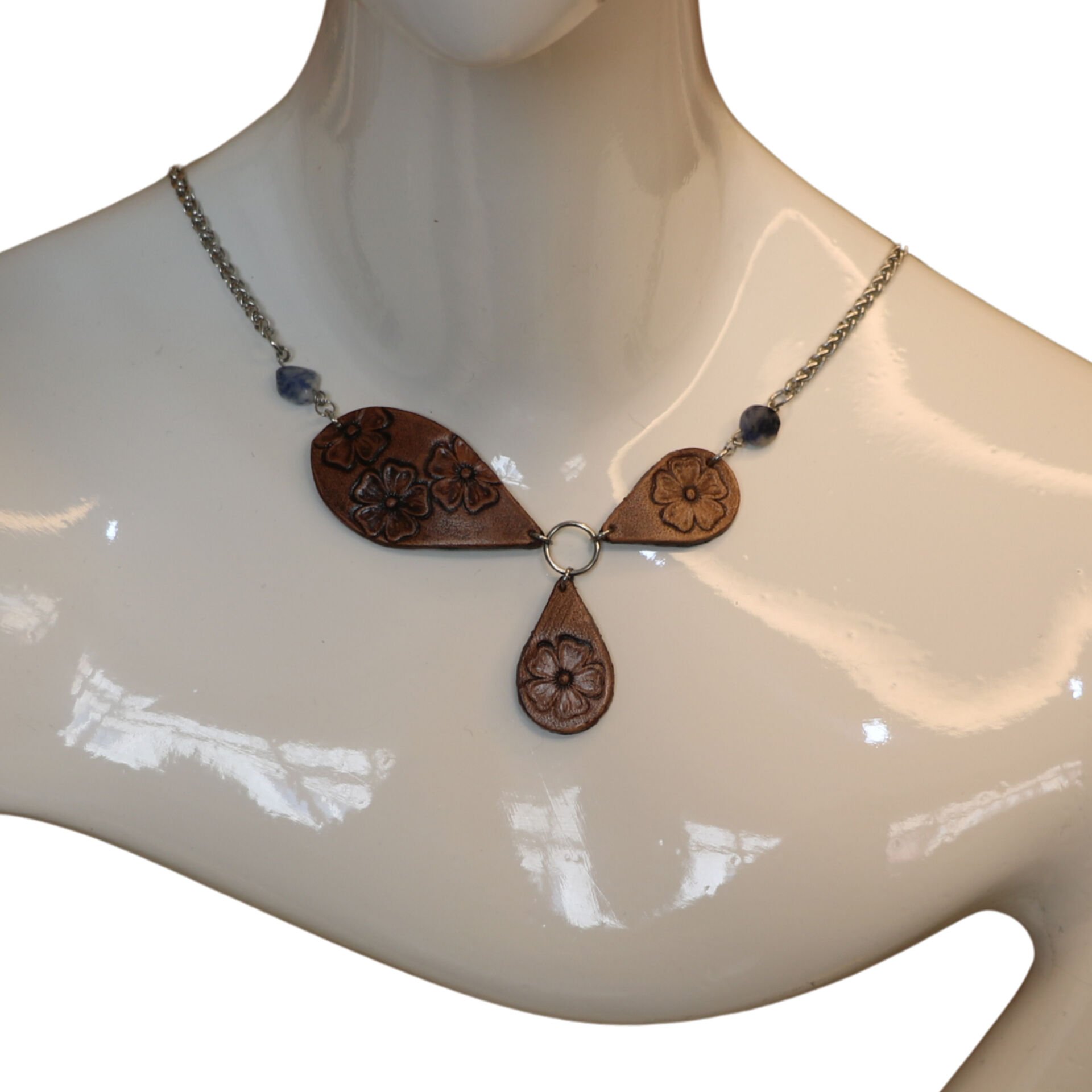 El Yapımı Deri Çiçek Desenli Kolye | Çelik Zincirli Mavi Taşlı Tasarım