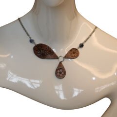 El Yapımı Deri Çiçek Desenli Kolye | Çelik Zincirli Mavi Taşlı Tasarım