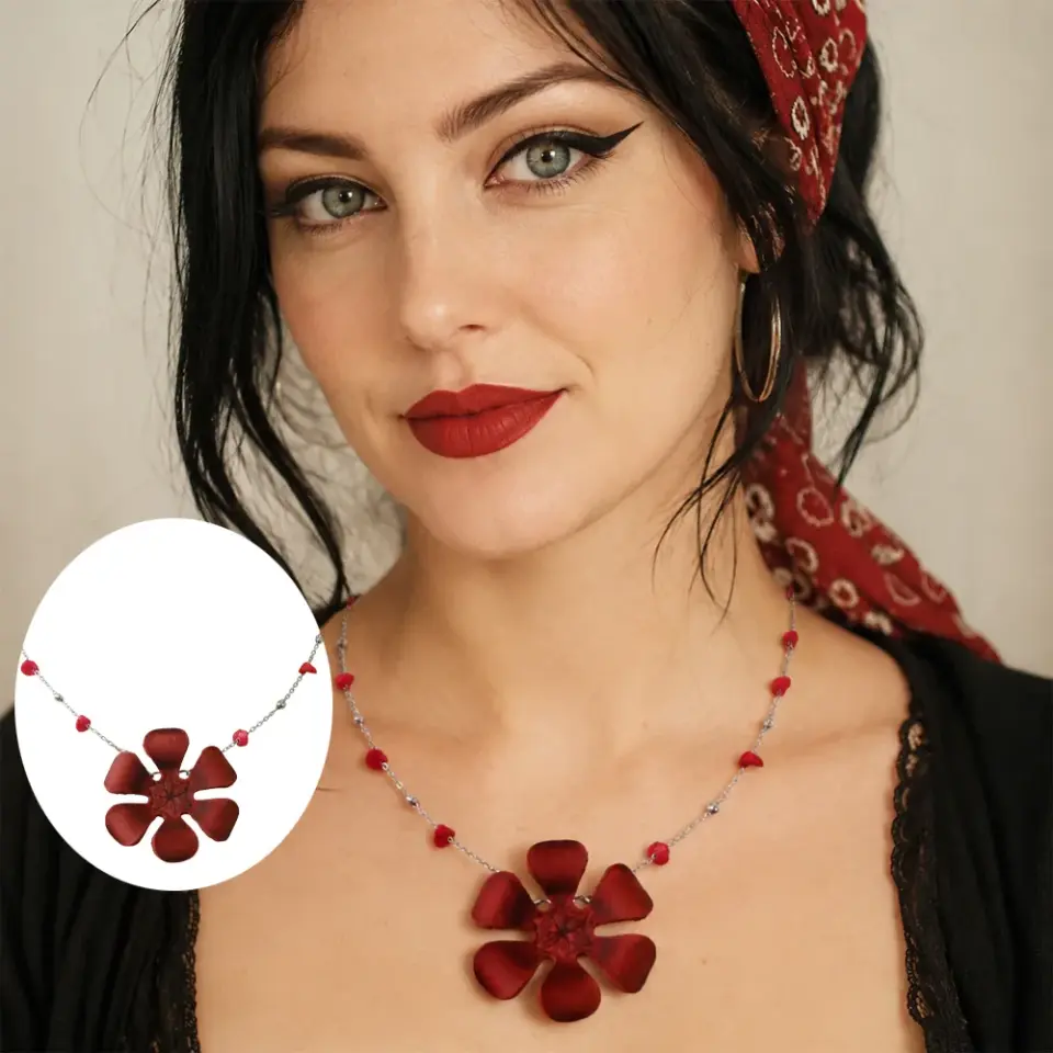 Kararmaz çelik zincir yapısına ve kırmızı renkli özgün crazy deri çiçek objesine sahip bohem tarz kadın kolye modeli.