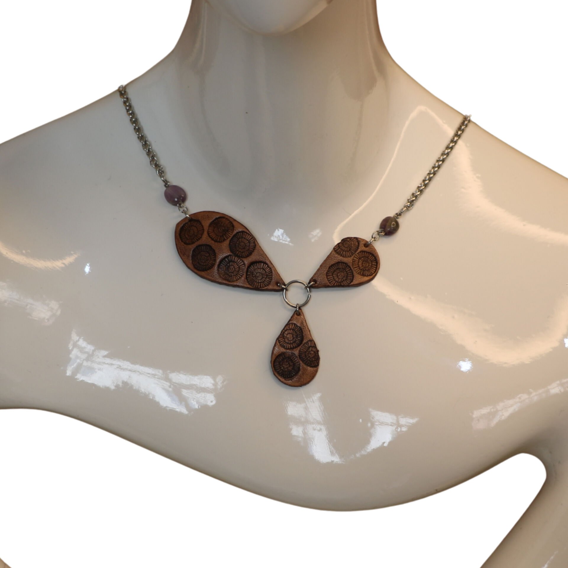 El Yapımı Güneş Motifli Deri Kolye | Çelik Zincirli Mor Taşlı Tasarım