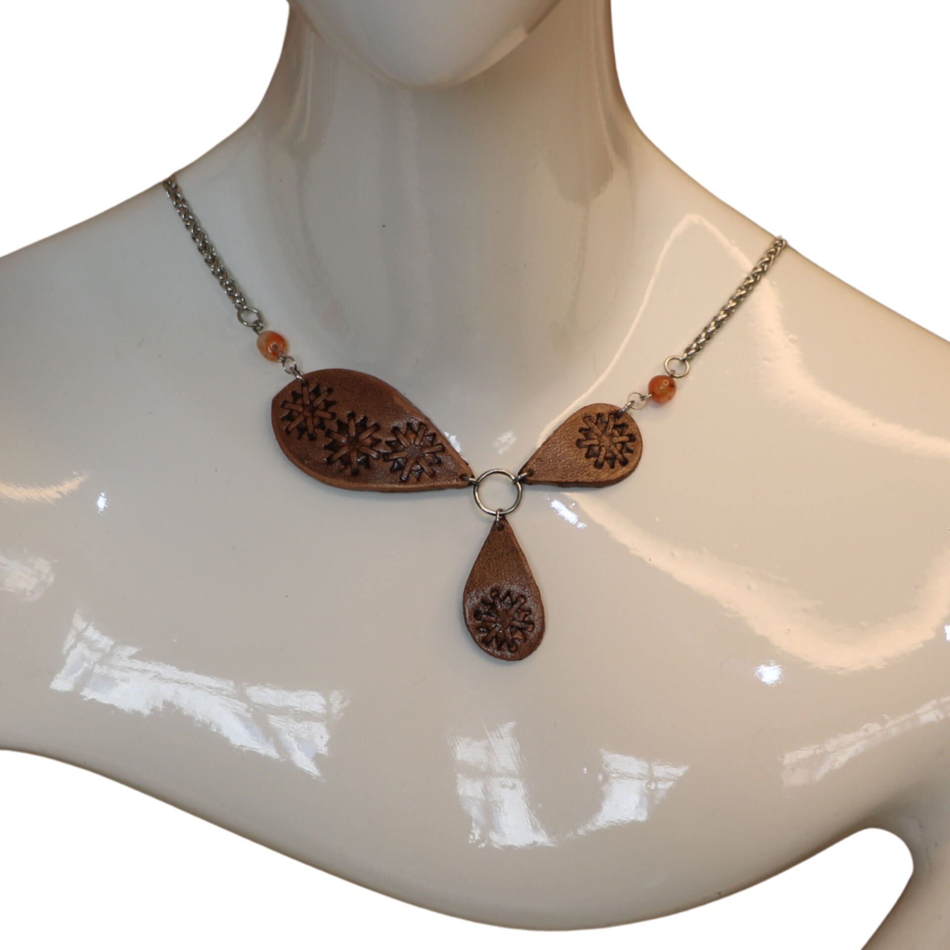El Yapımı Deri Motifli Kolye | Çelik Zincirli Amber Taşlı Tasarım