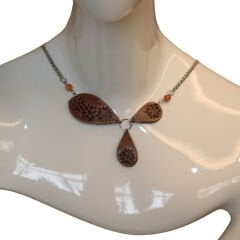 El Yapımı Deri Motifli Kolye | Çelik Zincirli Amber Taşlı Tasarım