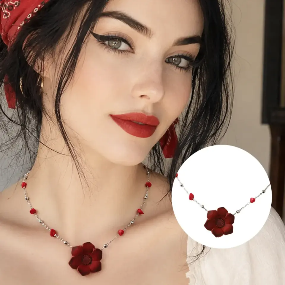 Kararmaz çelik zincir detayına ve kırmızı renkli özgün crazy deri çiçek objesine sahip bohem tarz kadın kolye modeli.