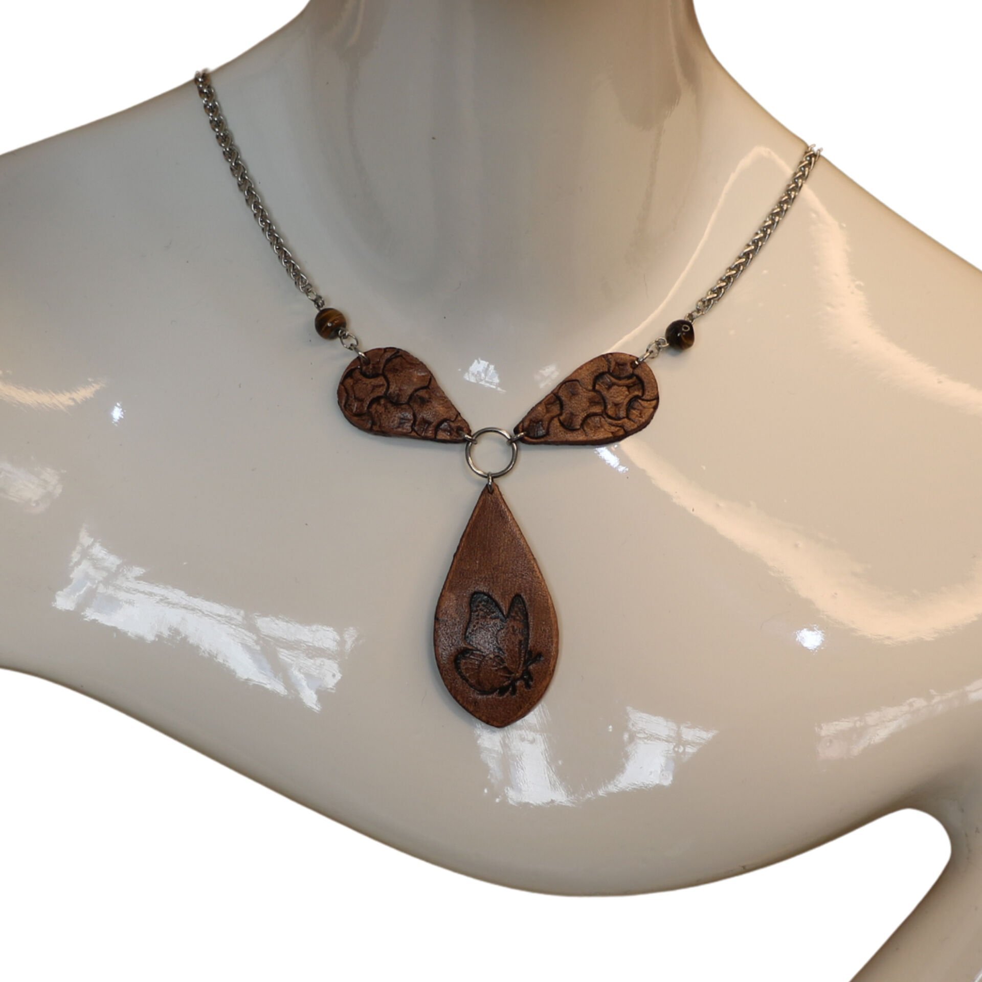 El Yapımı Kelebek Motifli Deri Kolye | Çelik Zincirli Tasarım