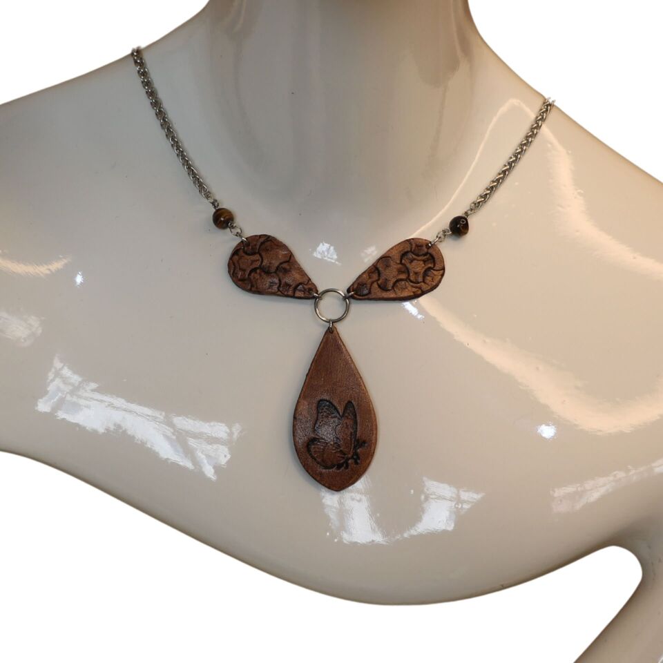 El Yapımı Kelebek Motifli Deri Kolye | Çelik Zincirli Tasarım