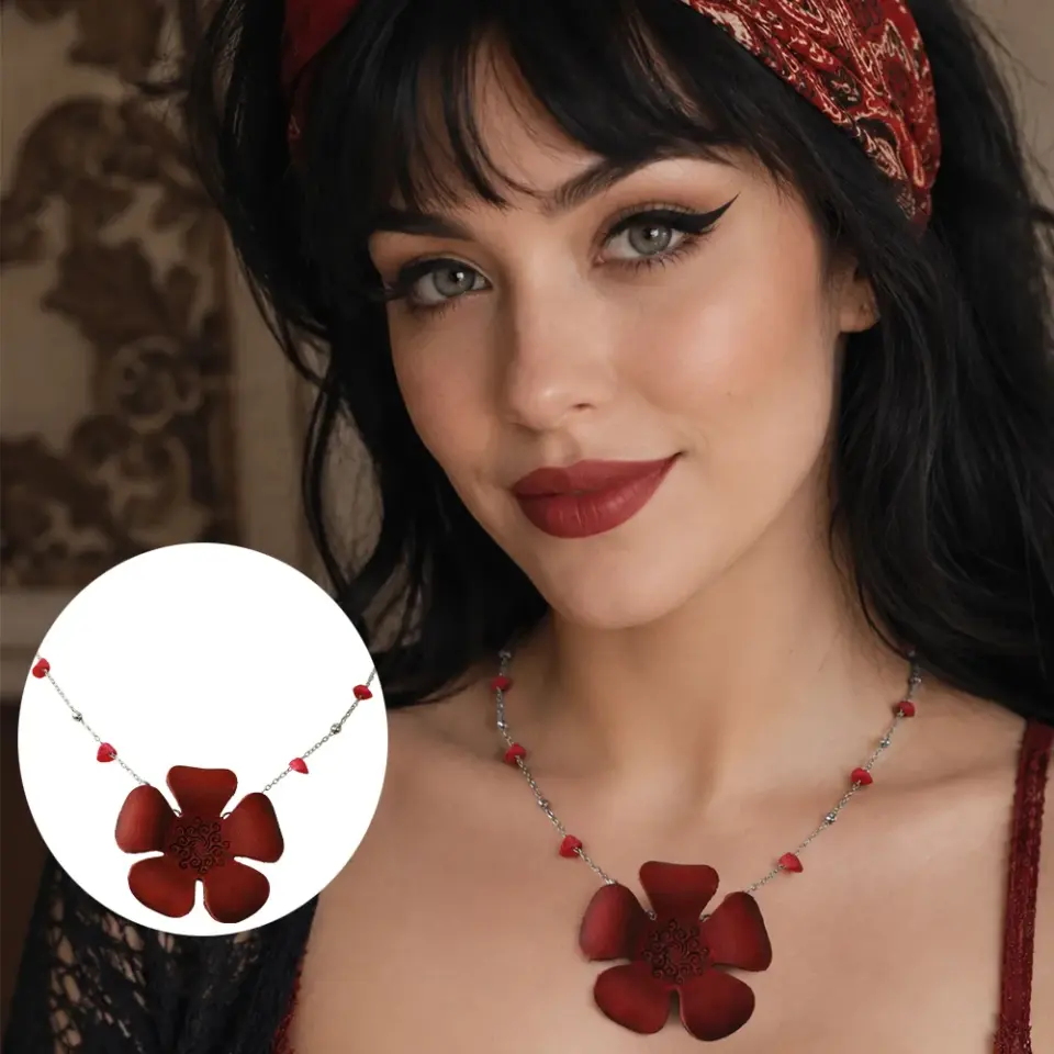 Kararmaz çelik zincir detayına ve kırmızı renkli özgün crazy deri çiçek objesine sahip bohem tarz kadın kolye modeli.