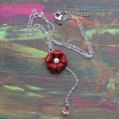 El Yapımı Kırmızı Deri Çiçek Kolye | Çelik Zincirli Pembe Kristal Uçlu Tasarım