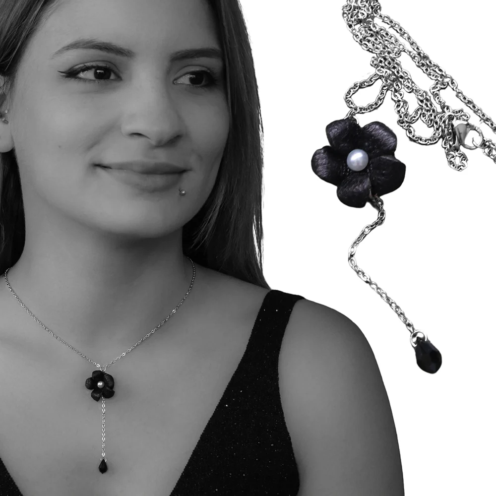 Siyah renkli el yapımı çiçek figürlü kadın deri kolye ve gümüş renkli çelik zincir