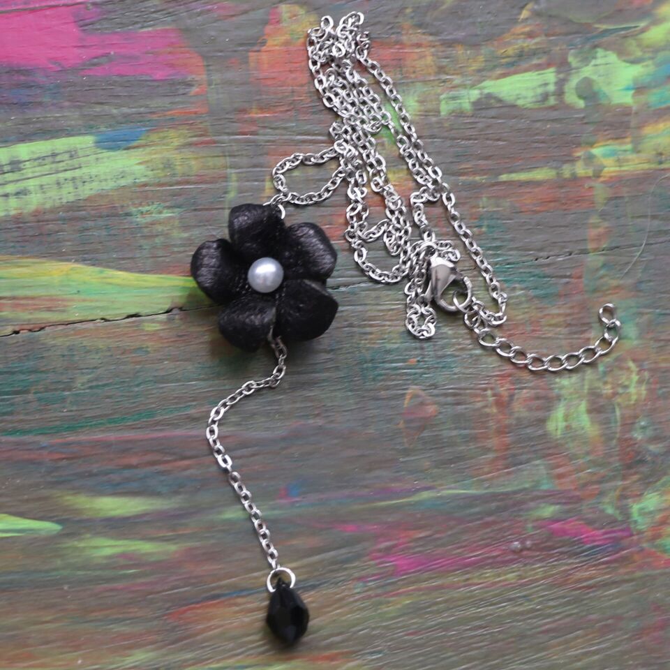 El Yapımı Siyah Deri Çiçek Kolye | Çelik Zincirli Siyah Kristal Uçlu Tasarım