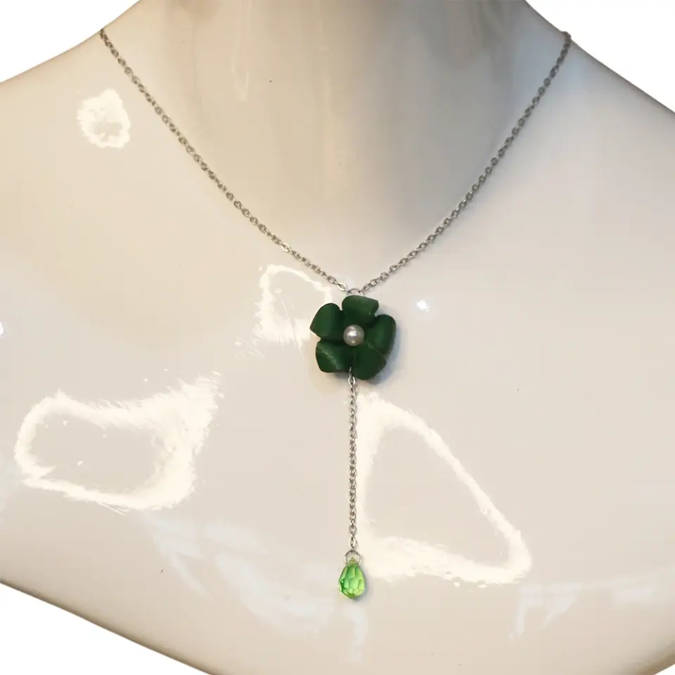 Paslanmaz çelik zincir detaylı yeşil keçi derisi kadın deri kolye boyunda