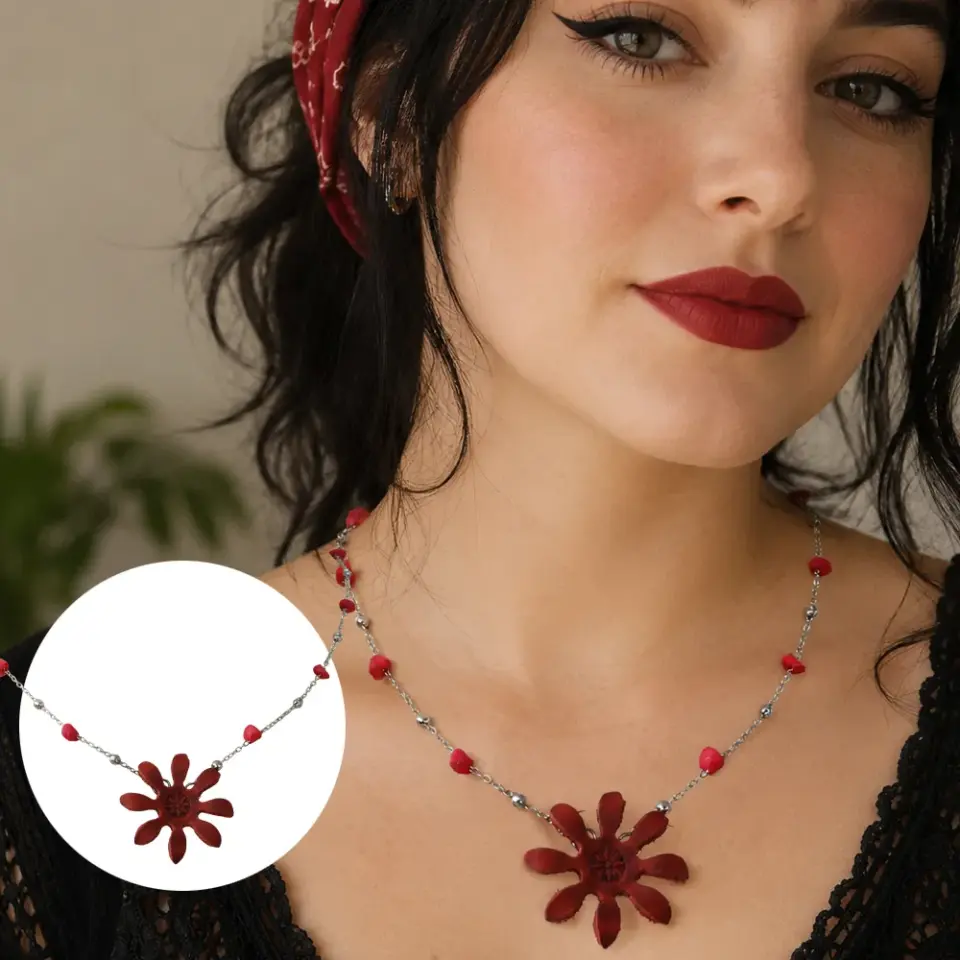 Kararmaz çelik zincir detayına ve kırmızı renkli özgün crazy deri çiçek objesine sahip bohem tarz kadın kolye modeli