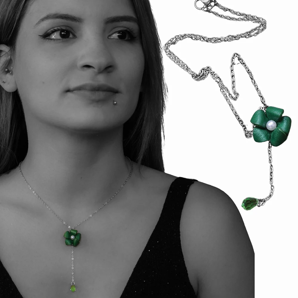 Yeşil el yapımı çiçek figürlü kadın deri kolye ve gümüş renkli çelik zincir