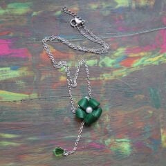 El Yapımı Yeşil Deri Çiçek Kolye | Çelik Zincirli Yeşil Kristal Uçlu Tasarım