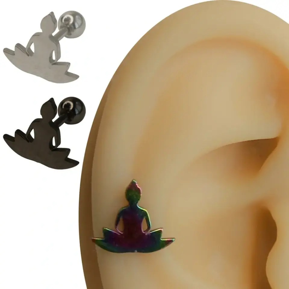 Kulak üzerinde duruşu sergilenen gökkuşağı renkli kıkırdak helix piercing