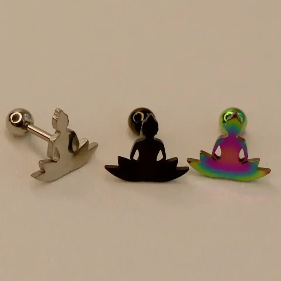Üç farklı renkte lotus meditasyon kıkırdak helix piercing modelleri yan yana