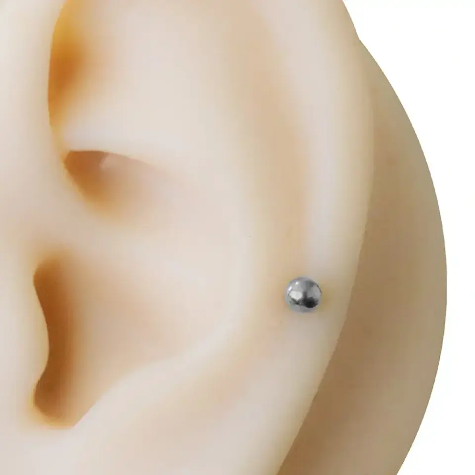 315L çelik flatback piercingin kulakta duruşu