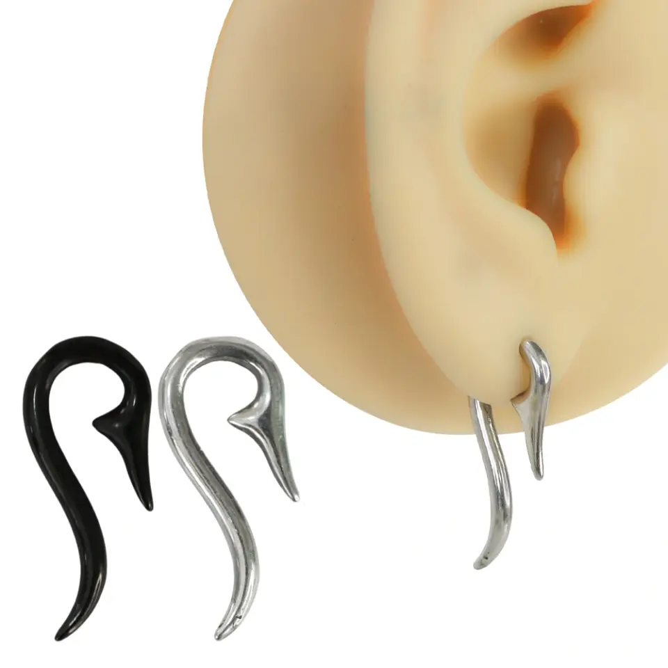 Kulak maketinde takılı gümüş kanca piercing ve yanında siyah ile gümüş sahte tünel modelleri