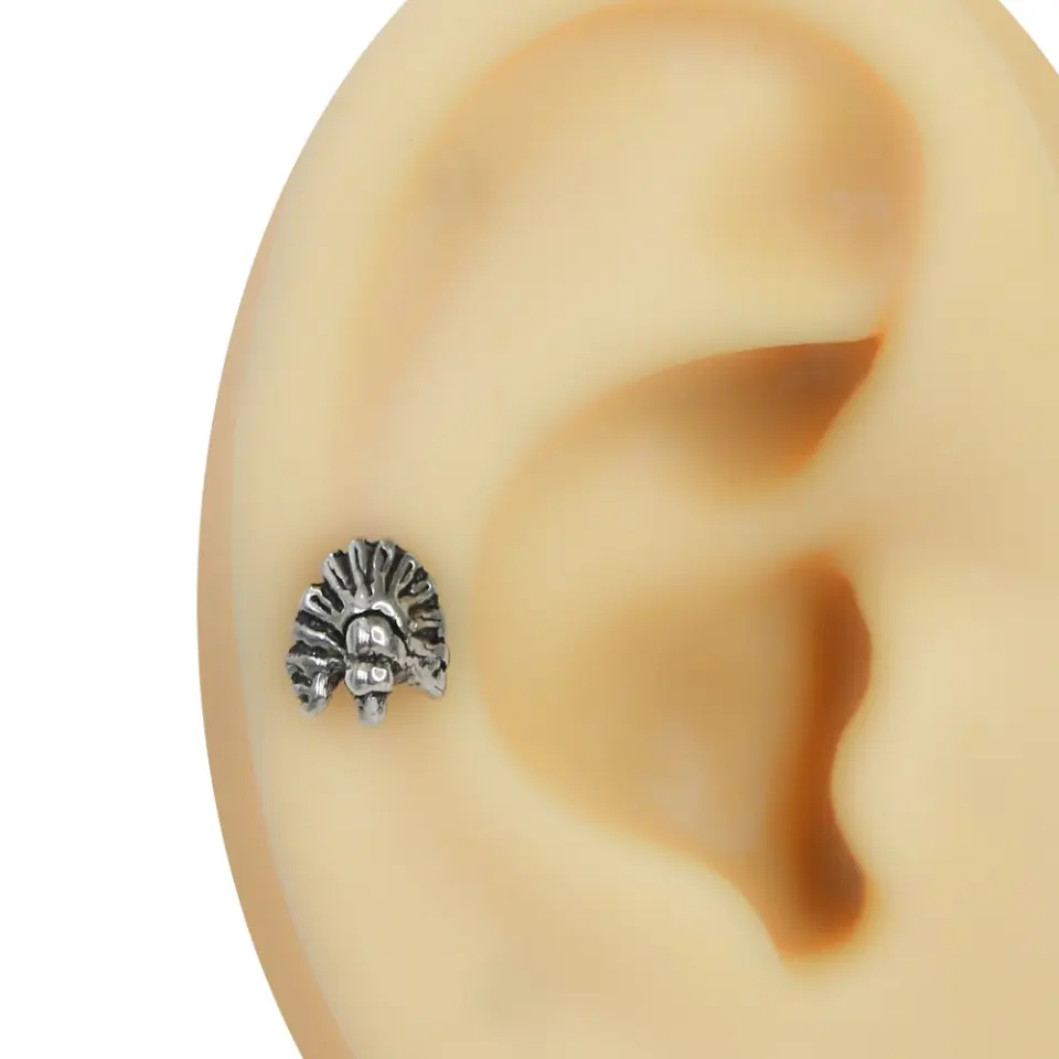 Kulak maketinin kıkırdak bölgesinde takılı eskitme gümüş tüylü başlık figürlü flatback piercing