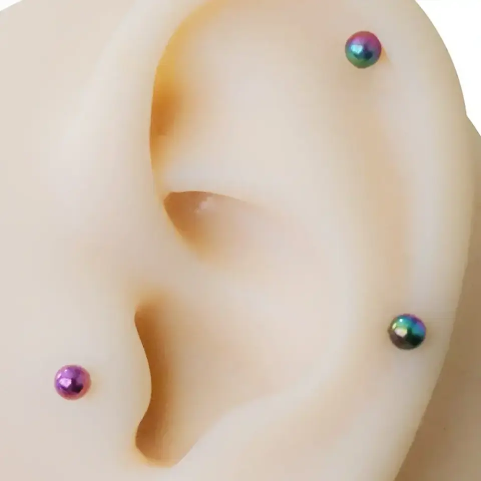 gökkuşağı dudak piercingin kulakta görünümü