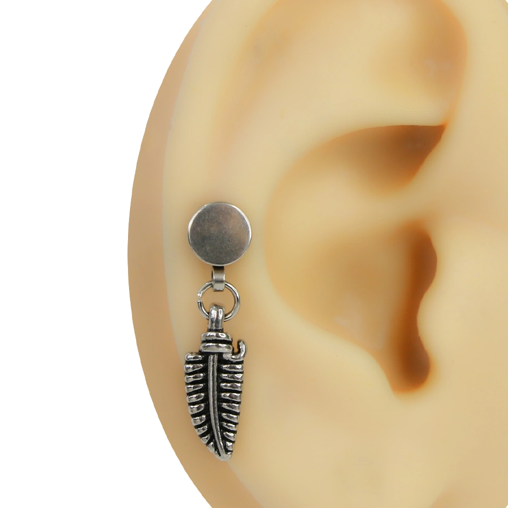 Kulak üzerinde sergilenen etnik tarzda sallantılı tüy piercing modeli