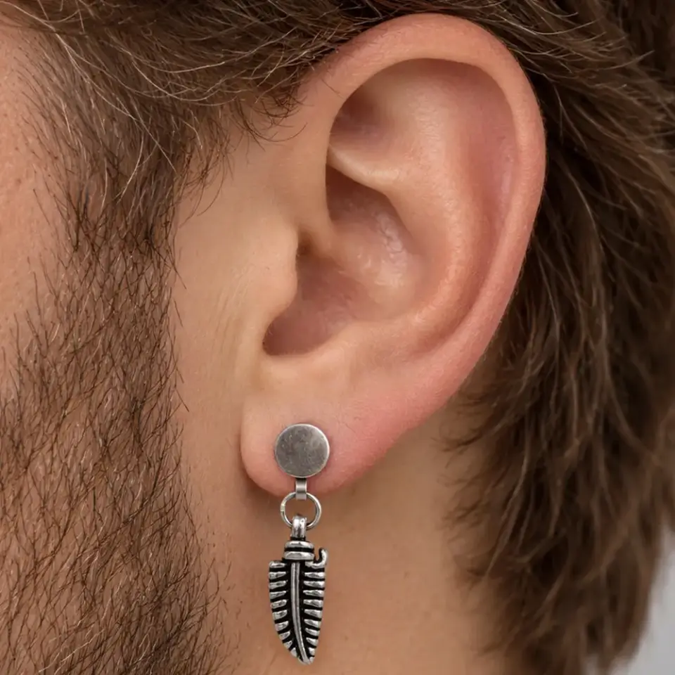 sallantili-tuy-helix-piercing